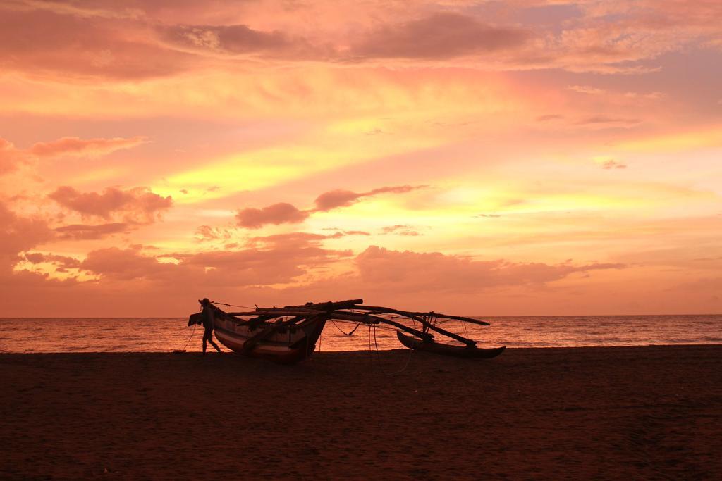 Janishi Residencies Hotel Negombo Kültér fotó